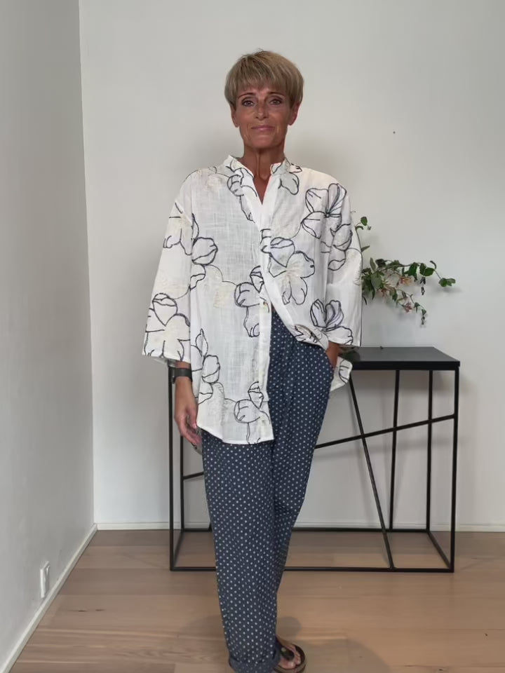 Baghuset Skjorte Hvid/ Blå Blomst Broderi MM