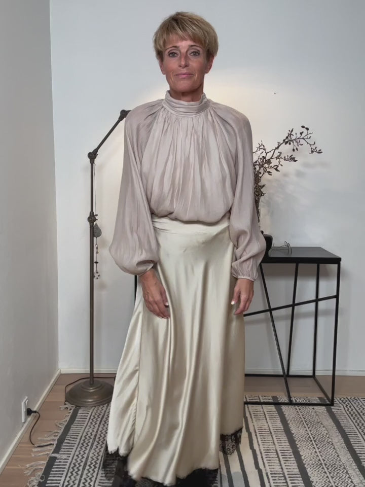 Baghuset Feminin Bluse/Høj Hals AC