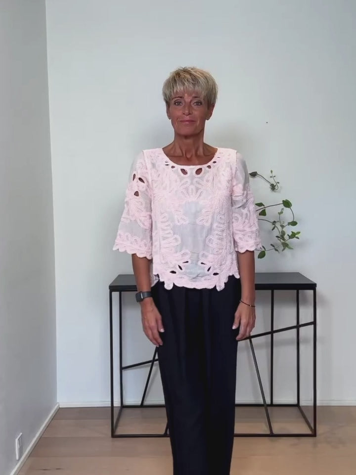 Baghuset Feminin Broderet Bluse Rosa NS