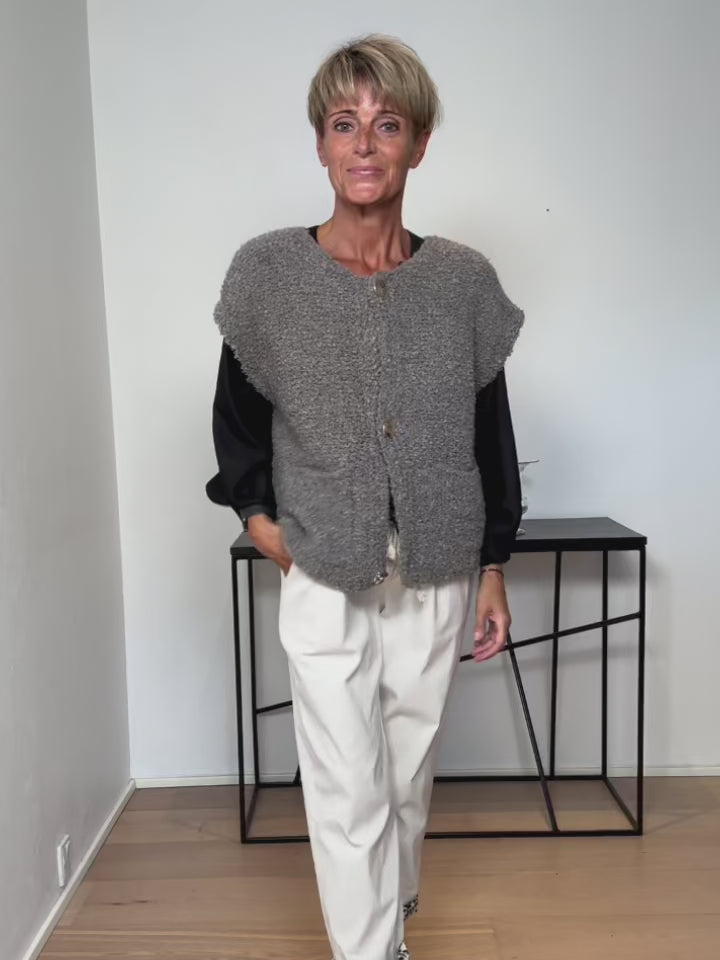 Baghuset Boucle Striik Vest Grå F