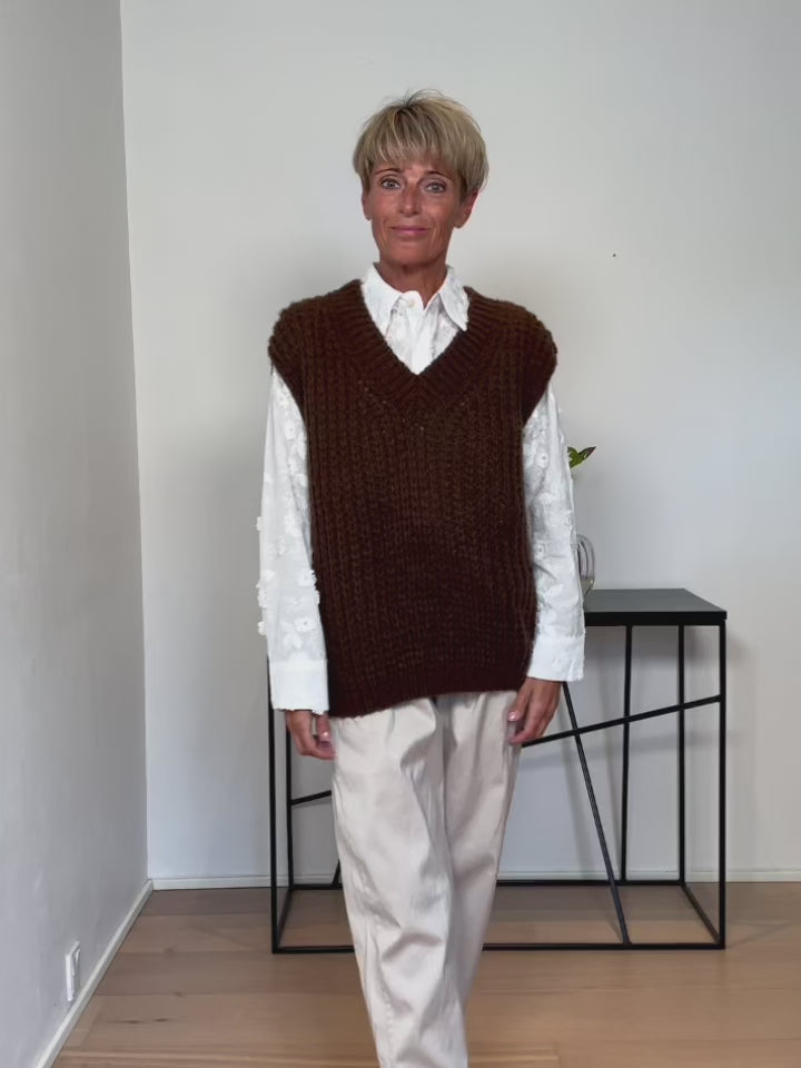 Baghuset Brun Let Strik Vest MK