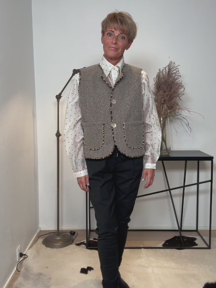 Baghuset Vest Taupe/ Leo Kant Z