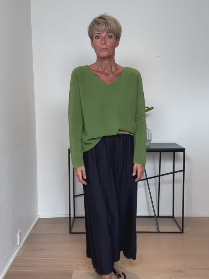Baghuset Kaki V-Neck Strik LS. CB