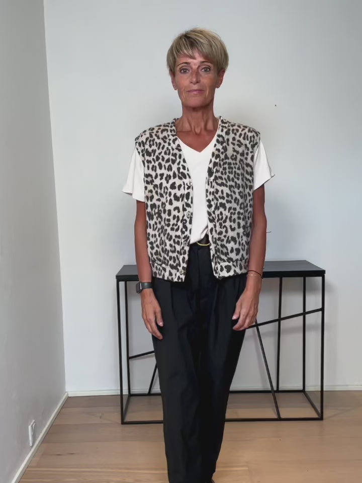 Baghuset Leo Vest Kort HE