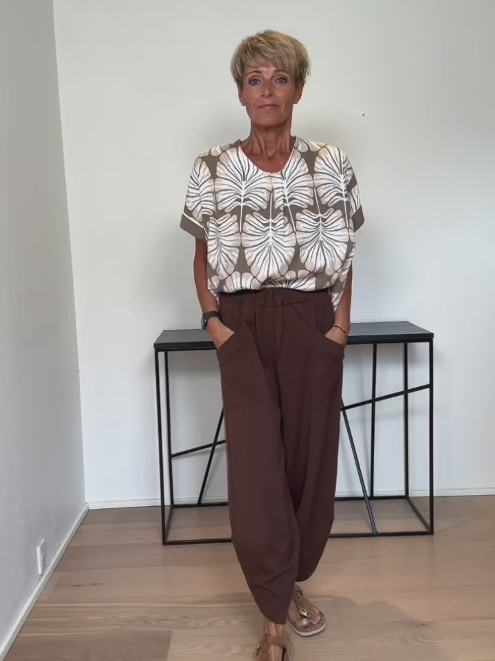 Baghuset Taupe Bluse SS/Detalje Ryg CS