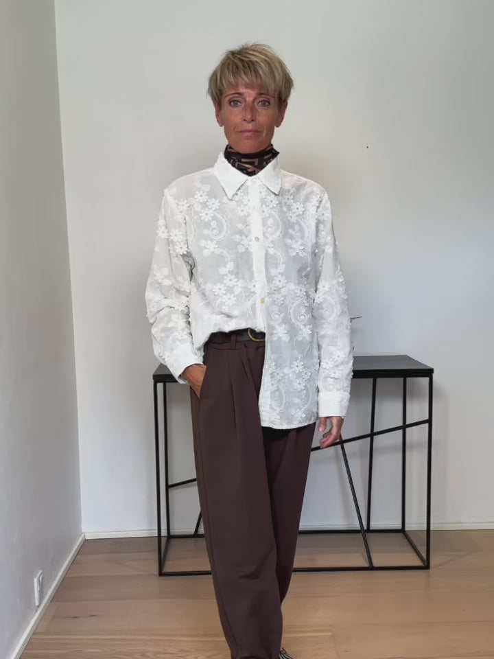 Baghuset Hvid Skjorte/ Broderi Blomst FM