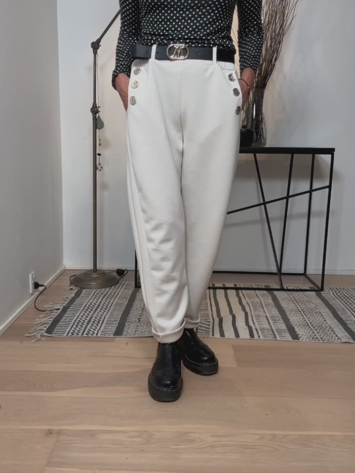 Baghuset Ecru Buks /Knap Detalje Lomme S