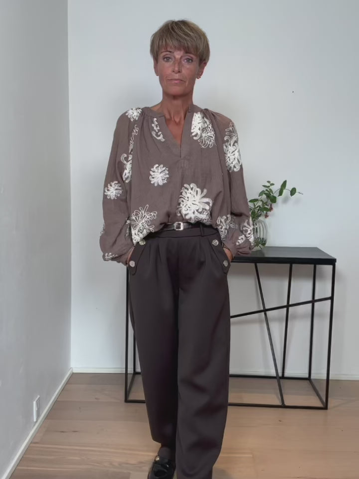 Baghuset Bluse Brun/Creme Broderi MM