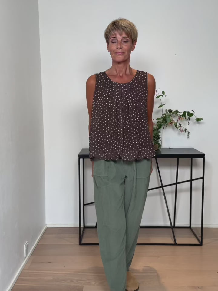 Baghuset Let Brun Prikket Top L