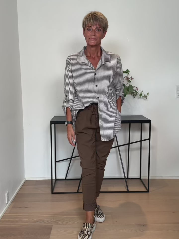 Baghuset Brun Stribet LS Skjorte CS